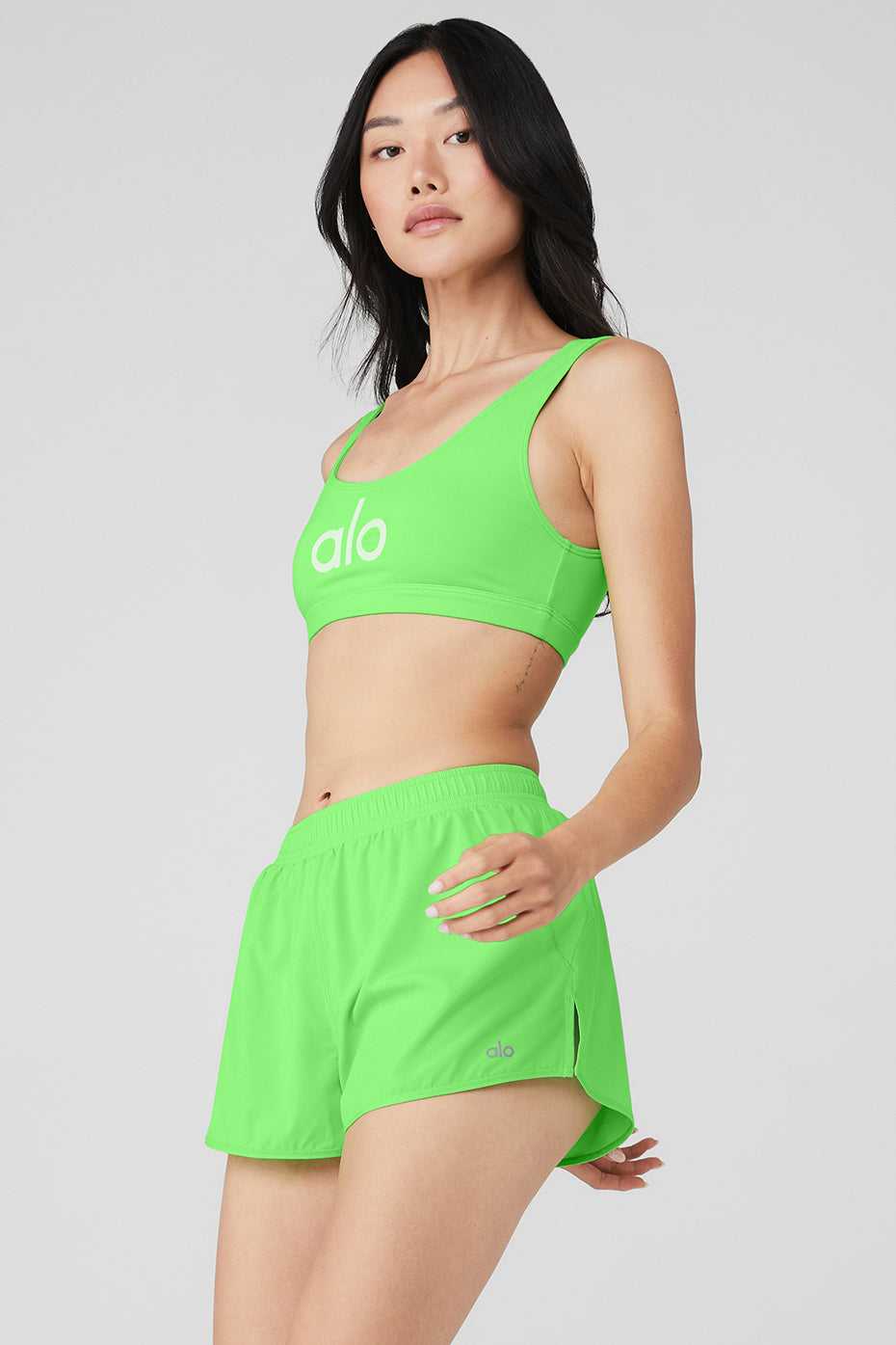 Alo Yoga USA Ambient Logo Green Glow | 0953681-GE