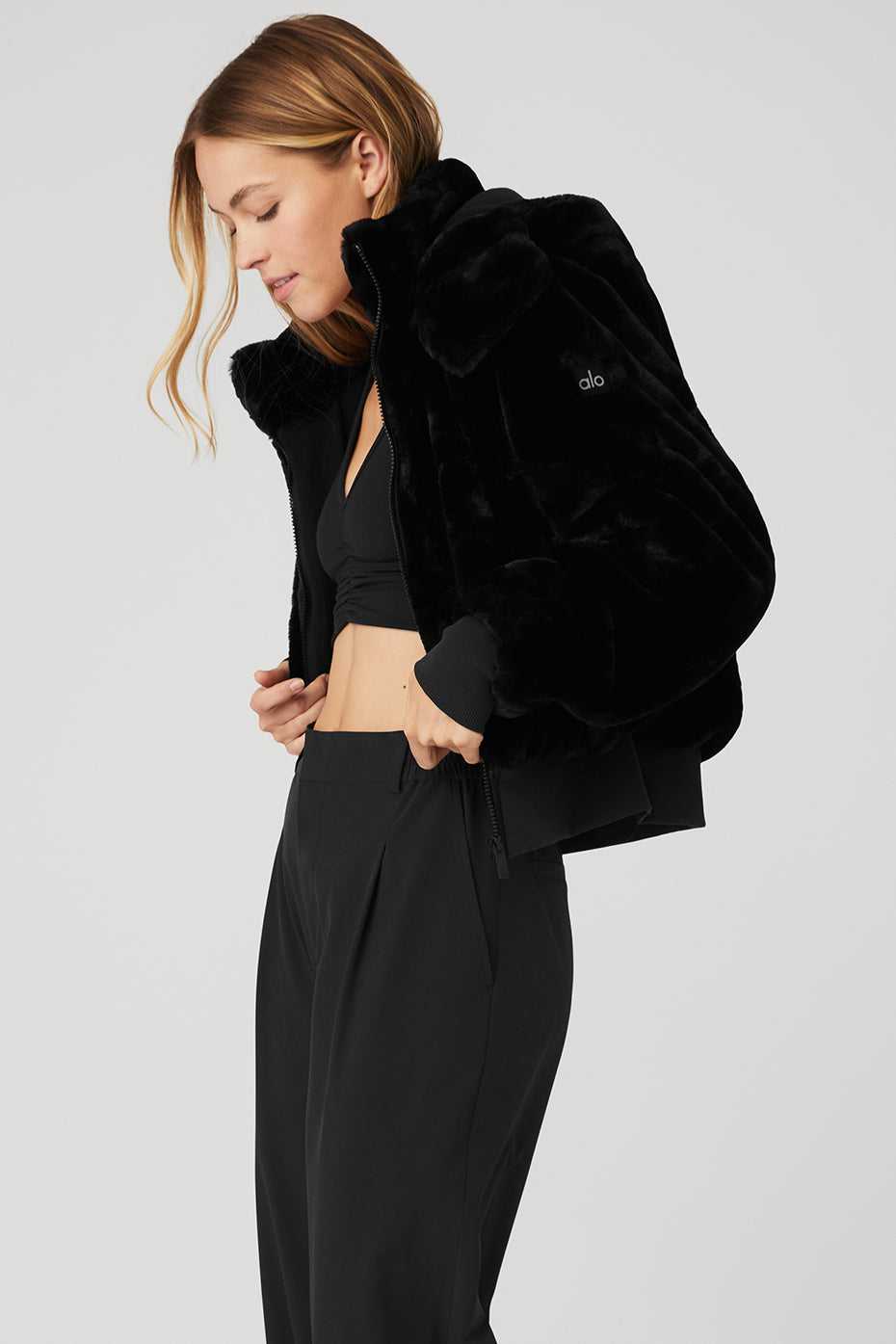 Alo Yoga USA Faux Fur Foxy Black | 8473659-SL