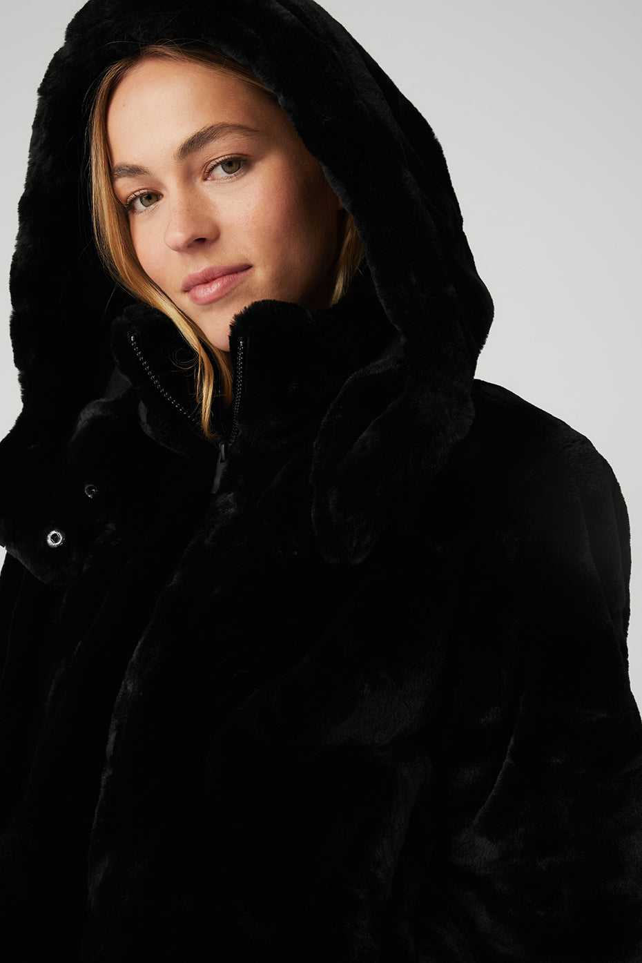 Alo Yoga USA Faux Fur Foxy Black | 8473659-SL