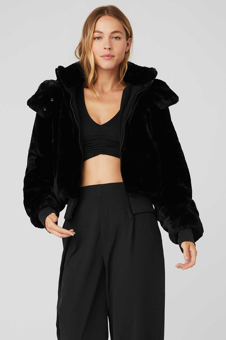 Alo Yoga USA Faux Fur Foxy Black | 8473659-SL