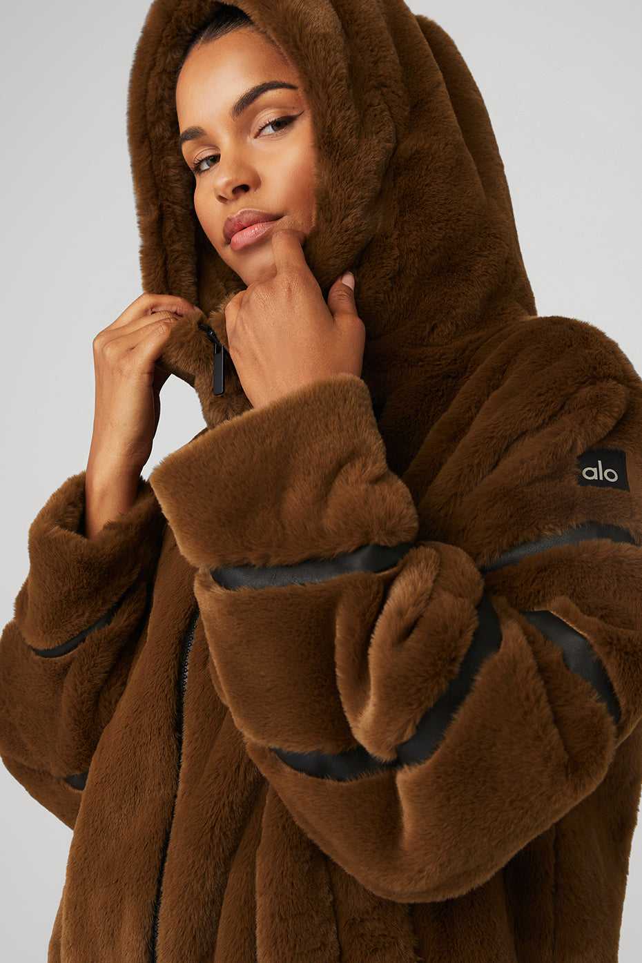 Alo Yoga USA Knock Out Faux Fur Chocolate | 0175968-WX