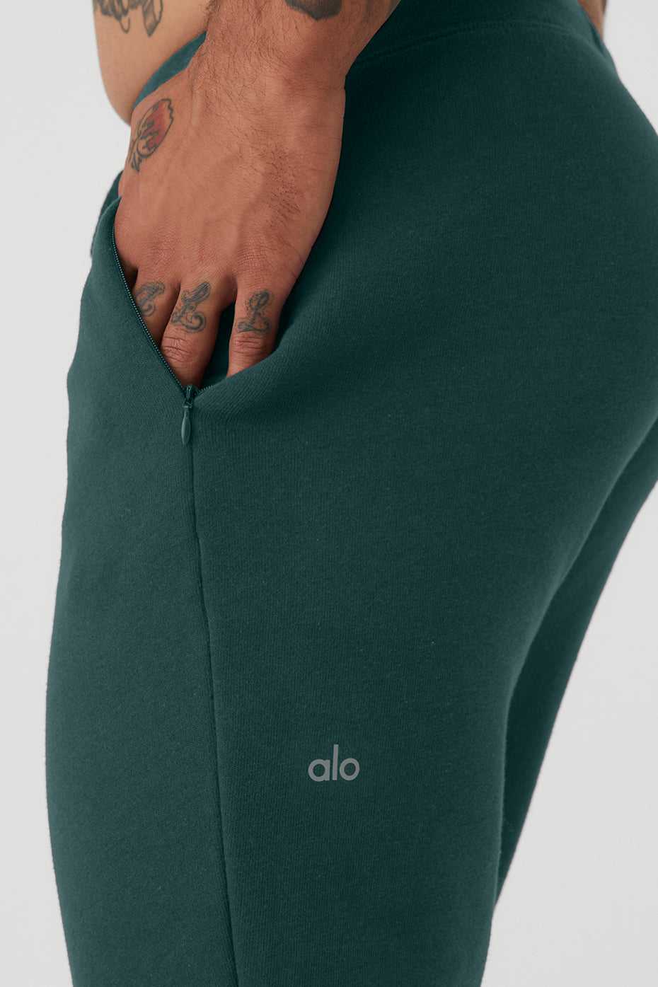 Alo Yoga USA The Triumph Midnight Green | 3918572-DR